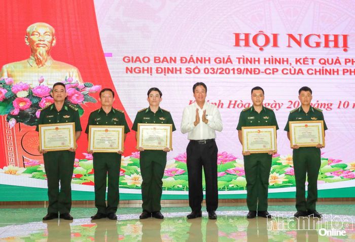 Đồng chí Nguyễn Long Biên trao bằng khen cho các tập thể, cá nhân.