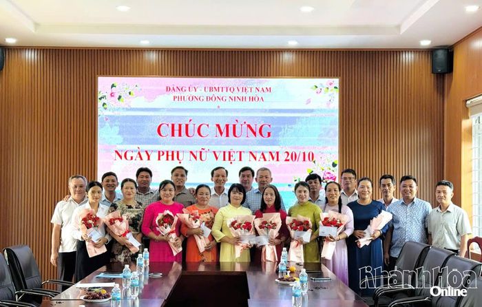 Thường trực Đảng ủy, Ủy ban MTTQ Việt Nam phường Đông Ninh Hòa tặng hoa chúc mừng nữ cán bộ, công chức, người lao động.