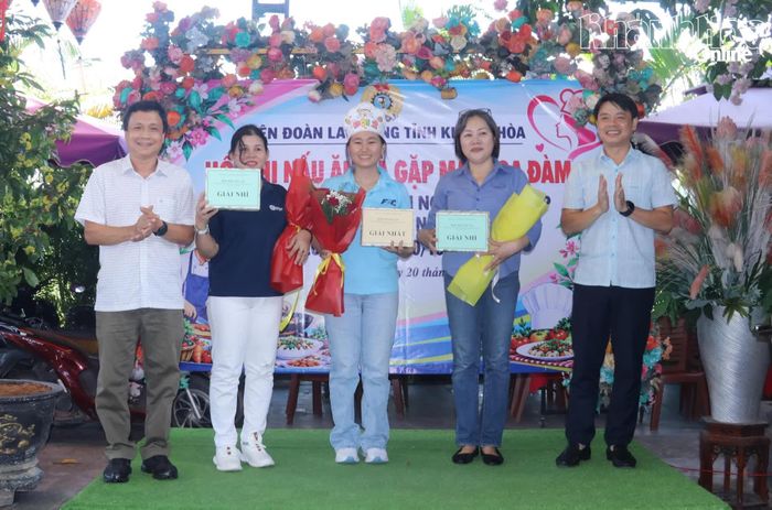 Lãnh đạo Liên đoàn Lao động tỉnh trao giải nhất và nhì cho các đội.