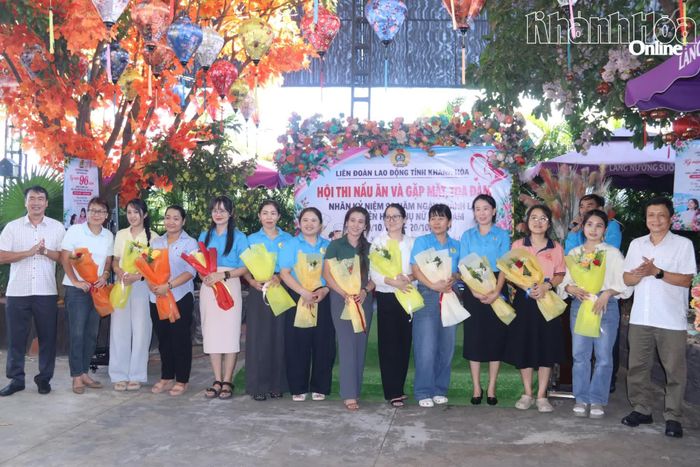 Lãnh đạo Liên đoàn Lao động tỉnh chúc mừng các nữ đoàn viên tham gia hội thi.