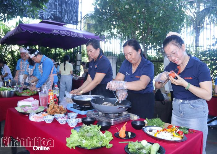 Các đội chế biến món ăn.
