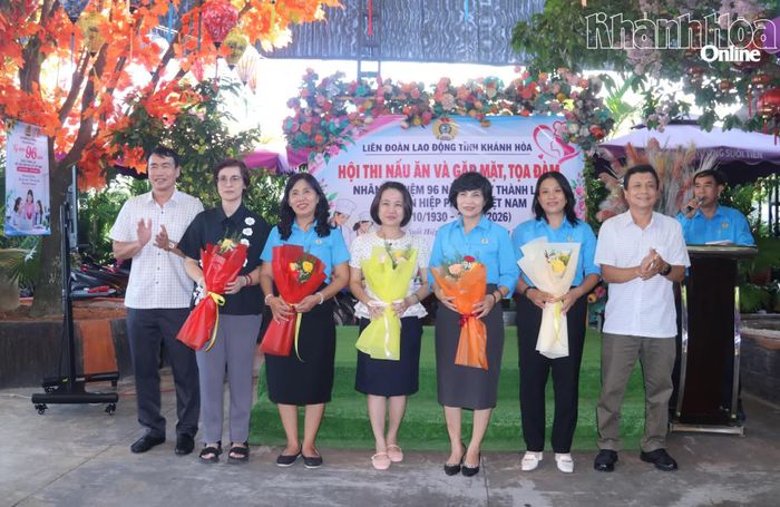 Lãnh đạo Liên đoàn Lao động tỉnh tặng hoa chúc mừng các nữ cán bộ công đoàn chuyên trách.