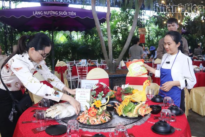 Đội thi trình bày món ăn.