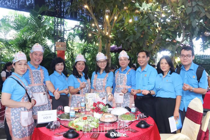 Mỗi đội thực hiện một mâm cơm dành cho 10 người ăn.