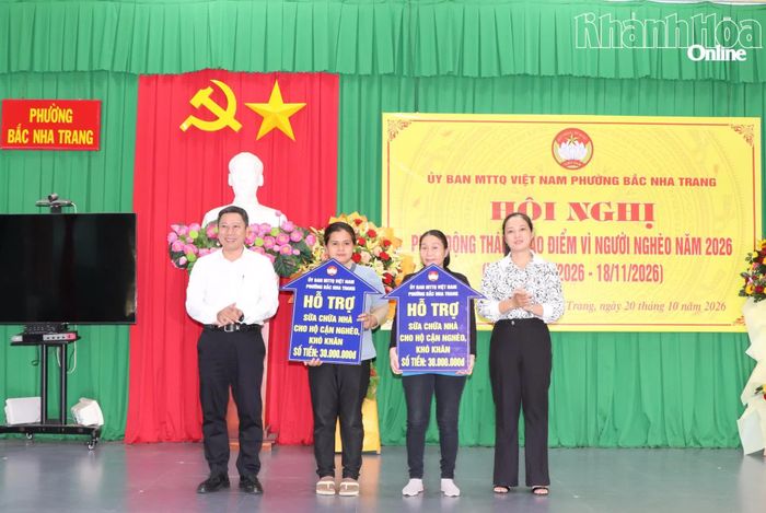 Lãnh đạo phường Bắc Nha Trang trao bảng tượng trưng kinh phí hỗ trợ sửa nhà cho người dân.