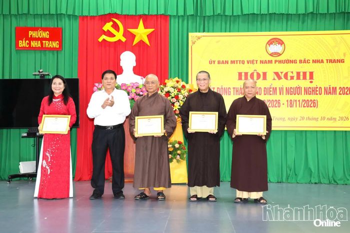 Lãnh đạo phường Bắc Nha Trang trao giấy khen cho các cá nhân có thành tích trong công tác vận động, ủng hộ Quỹ “Vì người nghèo”.