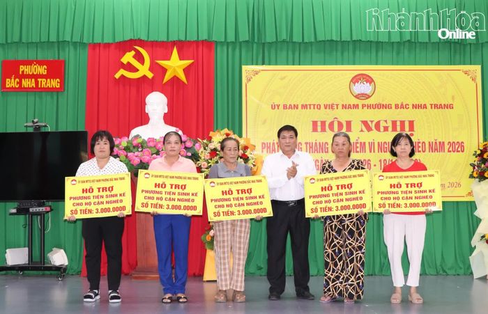 Lãnh đạo phường Bắc Nha Trang trao bảng tượng trưng kinh phí hỗ trợ phương tiện sinh kế cho người dân.