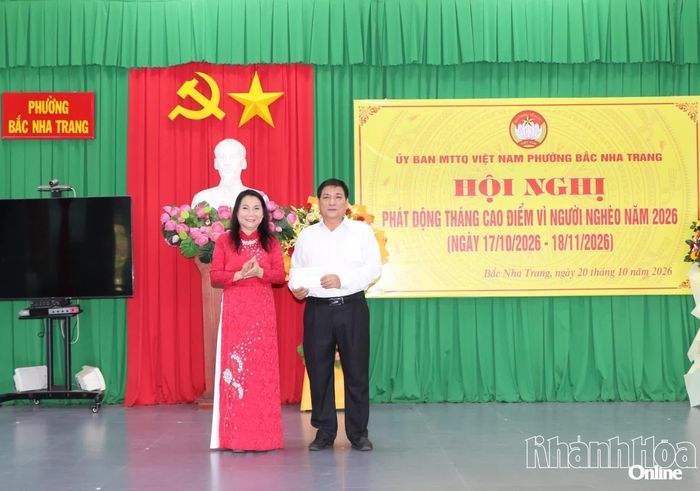 Đại diện doanh nghiệp trao kinh phí ủng hộ Quỹ “Vì người nghèo” năm 2026.