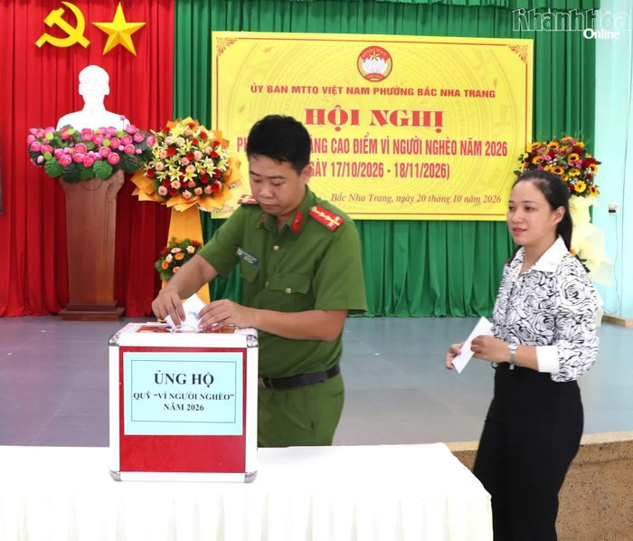 Cán bộ, đảng viên ủng hộ Quỹ "Vì người nghèo" tại hội nghị phát động.
