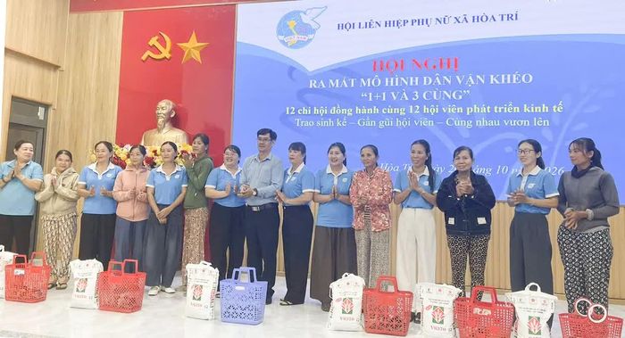 Lãnh đạo Ủy ban MTTQ Việt Nam xã và Hội Liên hiệp Phụ nữ xã trao phương tiện sinh kế cho hội viên.