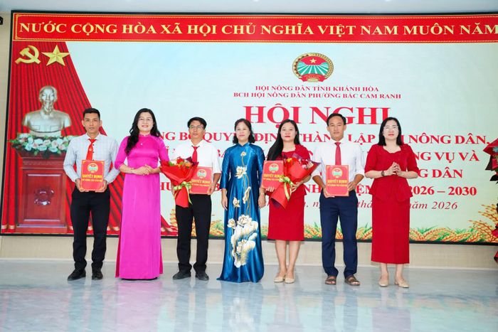 Lãnh đạo Hội Nông dân tỉnh và lãnh đạo Đảng ủy phường Bắc Cam Ranh trao quyết định thành lập Hội Nông dân phường.
