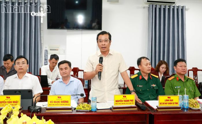 Giám đốc Sở Xây dựng phát biểu ý kiến tại buổi làm việc. 