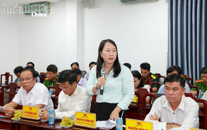 Lãnh đạo xã Ninh Hải báo cáo tại buổi làm việc. 