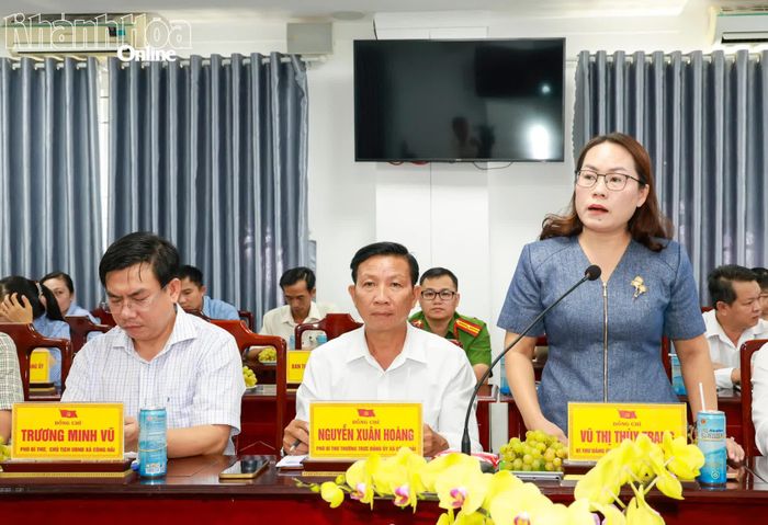Lãnh đạo xã Công Hải phát biểu tại buổi làm việc. 