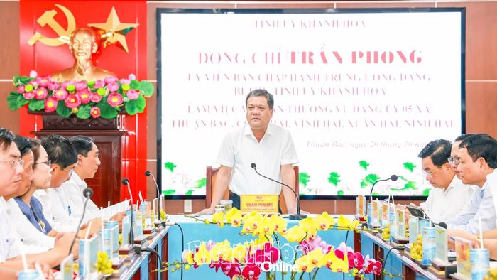 Đồng chí Bí thư Tỉnh ủy Trần Phong phát biểu kết luận buổi làm việc. 