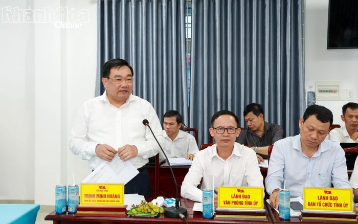 Phó Chủ tịch UBND tỉnh Trịnh Minh Hoàng phát biểu ý kiến tại buổi làm việc. 