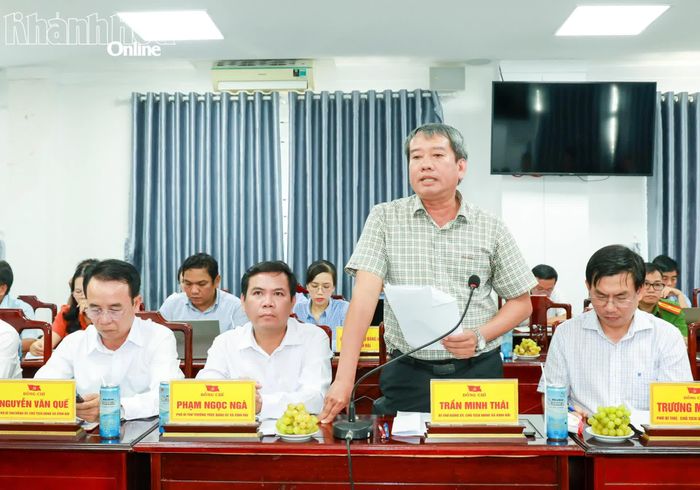 Lãnh đạo xã Vĩnh Hải phát biểu tại buổi làm việc. 