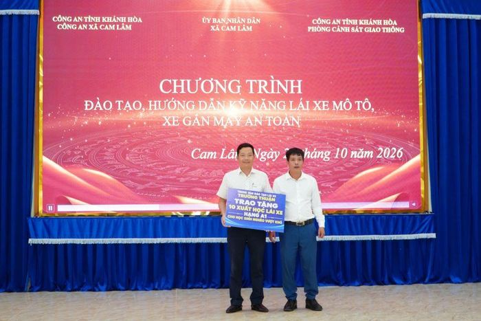 Trung tâm đào tạo lái xe Trường Thuận tặng 10 suất học lái xe hạng A1 cho học sinh nghèo vượt khó.