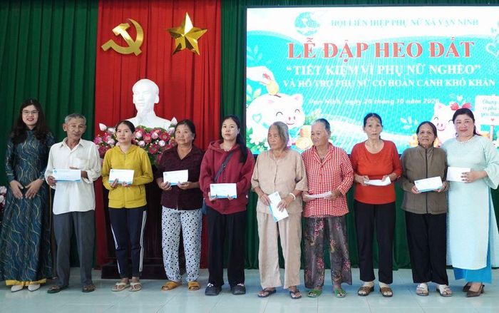 Hội Liên hiệp Phụ nữ xã Vạn Ninh tặng quà cho hội viên có hoàn cảnh khó khăn.