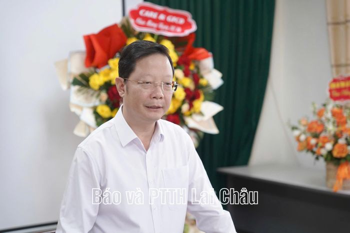 Đồng chí Nguyễn Ngọc Vinh - Phó Bí thư Tỉnh ủy, Chủ tịch Ủy ban MTTQ Việt Nam tỉnh chúc mừng toàn thể cán bộ, hội viên Hội LHPN tỉnh.
