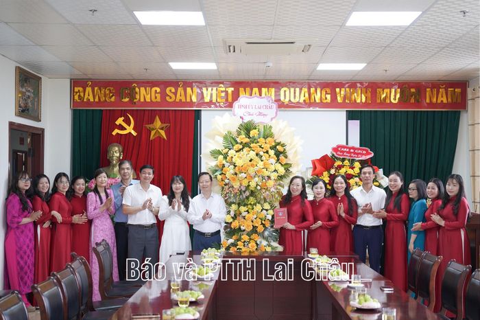 Đồng chí Nguyễn Ngọc Vinh - Phó Bí thư Tỉnh ủy, Chủ tịch Ủy ban MTTQ Việt Nam tỉnh cùng đoàn công tác chúc mừng Hội LHPN tỉnh nhân Ngày phụ nữ Việt Nam 20/10.