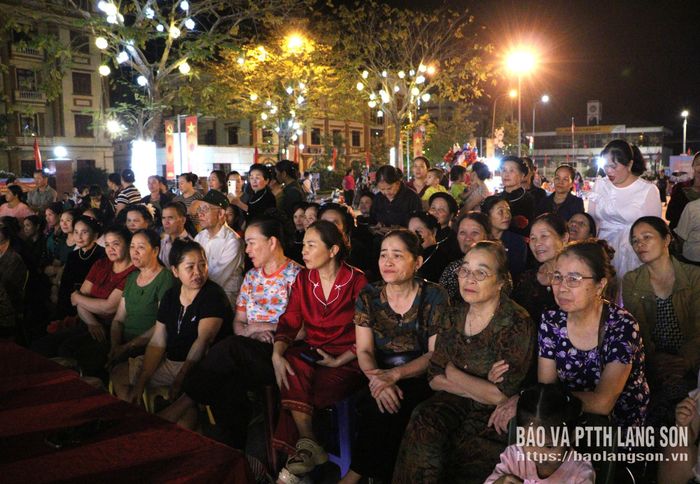 Người dân theo dõi chương trình