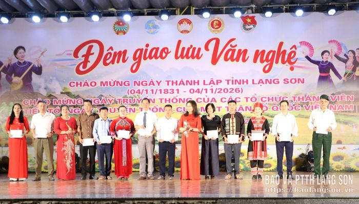 Lãnh đạo Ủy ban MTTQ Việt Nam xã tặng quà cho đại diện các thôn tham gia chương trình