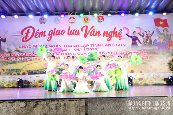 Tiết mục múa "Từ Làng Sen" do đội văn nghệ thôn Tiến Hợp biểu diễn