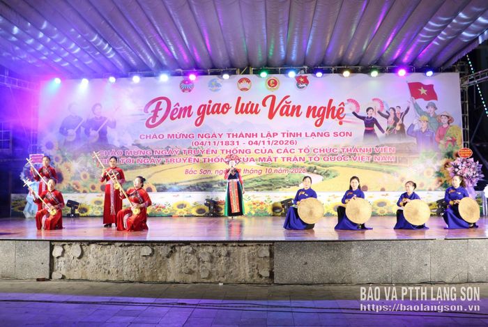 Tiết mục hát múa "Lạng Sơn quê tôi" do đội văn nghệ thôn Hoàng Văn Thụ biểu diễn