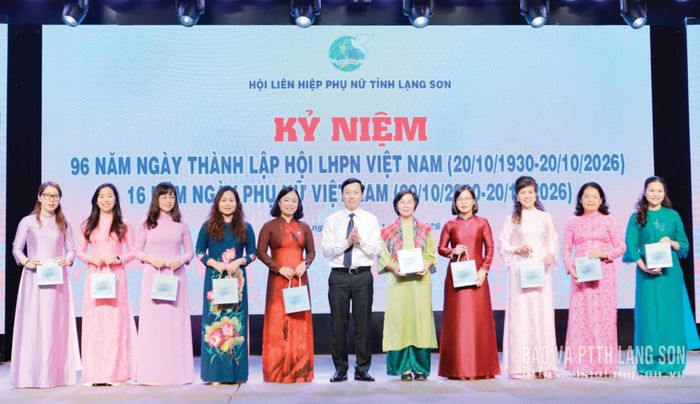 Lãnh đạo Uỷ ban MTTQ Việt Nam tỉnh tặng quà nhân dịp kỷ niệm ngày Phụ nữ Việt Nam cho lãnh đạo nữ các cơ quan, đơn vị, doanh nghiệp