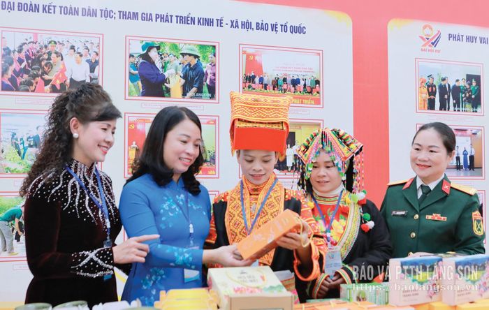 Lãnh đạo Hội Liên hiệp Phụ nữ tỉnh và các đại biểu tham quan gian trưng bày sản phẩm tiêu biểu của hội viên phụ nữ tại Đại hội đại biểu Phụ nữ tỉnh lần thứ XVII, nhiệm kỳ 2025 – 2030