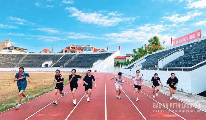 Các vận động viên tham gia thi đấu môn wushu tại Đại hội Thể thao toàn quốc tập luyện thể lực