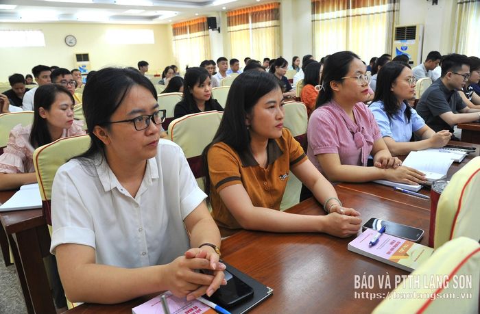 Các học viên nghe truyền đạt các chuyên đề tại lớp bồi dưỡng