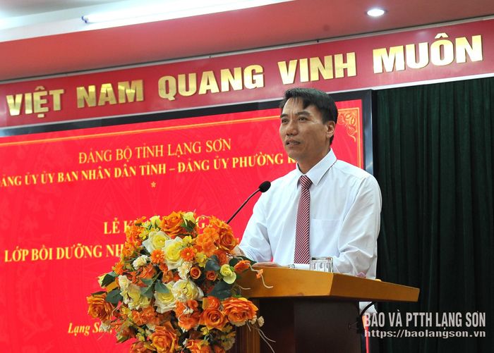 Lãnh đạo Đảng ủy UBND tỉnh phát biểu tại lễ khai giảng lớp bồi dưỡng nhận thức về Đảng