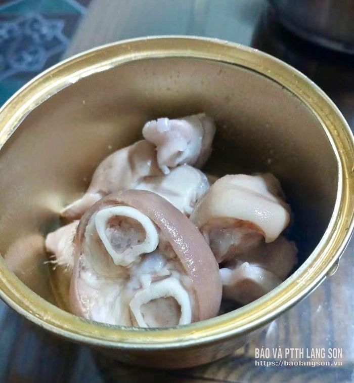 Bên trong hộp khau nhục được người tiêu dùng phản ánh không đúng với sản phẩm quảng cáo
