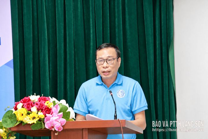 Lãnh đạo Phòng Quản lý thu và Phát triển người tham gia, BHXH tỉnh báo cáo tình hình phát triển người tham gia