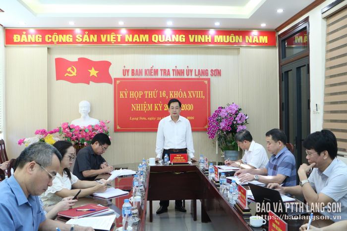Đồng chí Vũ Hoàng Quý, Ủy viên Ban Thường vụ Tỉnh ủy, Chủ nhiệm UBKT Tỉnh ủy phát biểu tại kỳ họp