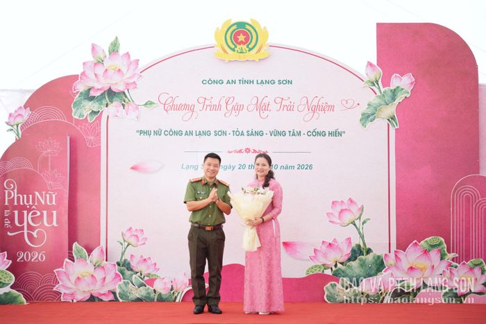 Lãnh đạo Công an tỉnh tặng hoa chúc mừng lãnh đạo Hội Liên hiệp Phụ nữ tỉnh