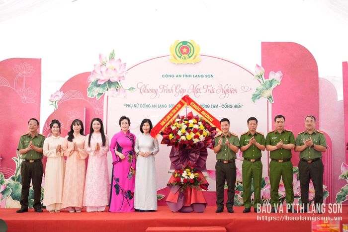 Lãnh đạo Công an tỉnh tặng hoa chúc mừng cho Ban Phụ nữ Công an tỉnh và cán bộ, chiến sĩ, hội viên phụ nữ toàn lực lượng