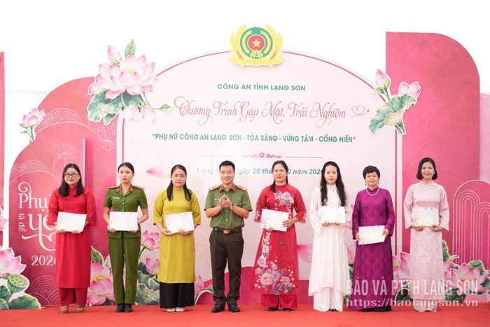 Lãnh đạo Công an tỉnh đã trao thư động viên và quà cho các nữ cán bộ, chiến sĩ có hoàn cảnh khó khăn