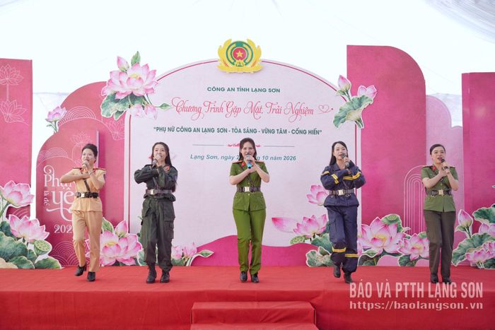 Một tiết mục văn nghệ do các nữ cán bộ, chiến sĩ Công an tỉnh biểu diễn