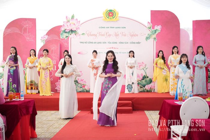 Các nữ cán bộ, chiến sĩ Công an tỉnh trình diễn áo dài truyền thống