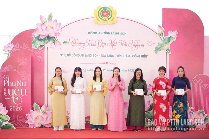 Lãnh đạo Hội Liên hiệp Phụ nữ tỉnh trao Kỷ niệm chương “Vì sự phát triển của Phụ nữ Việt Nam” cho các nữ cán bộ của Công an tỉnh