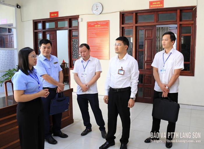 Đoàn kiểm tra thực tế tại Trung tâm PVHCC xã Thất Khê