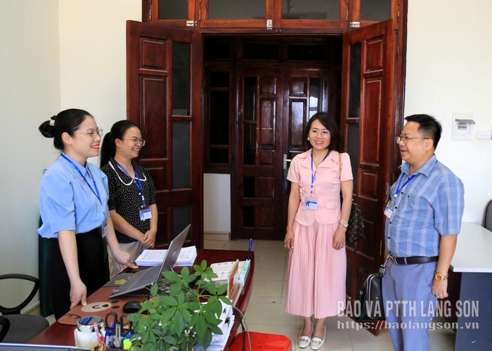Đoàn kiểm tra thực tế việc chấp hành KLKCHC tại UBND xã Thất Khê