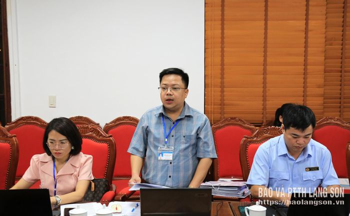 Đại diện Phòng Xây dựng chính quyền và Văn thư, lưu trữ (Sở Nội vụ), thành viên đoàn phát biểu tại buổi kiểm tra