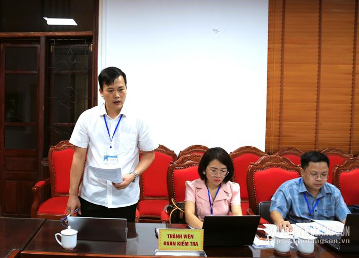 Lãnh đạo Trung tâm PVHCC tỉnh, thành viên đoàn phát biểu tại buổi kiểm tra