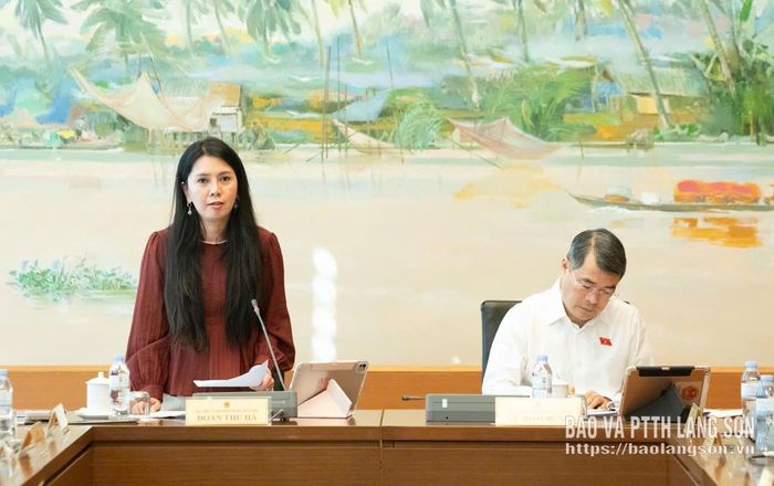 Đại biểu Đoàn Thu Hà, Phó Bí thư Tỉnh ủy, Trưởng Đoàn đại biểu Quốc hội tỉnh phát biểu thảo luận tại tổ 
