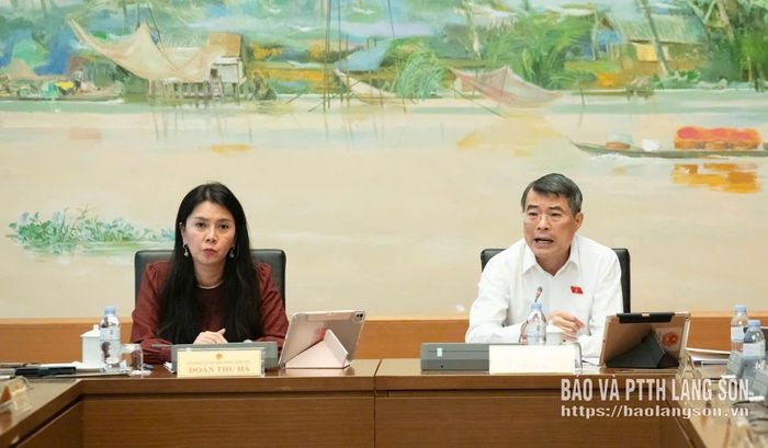 Đồng chí Lê Minh Hưng, Ủy viên Bộ Chính trị, Thủ tướng Chính phủ, đại biểu Quốc hội thành phố Hải Phòng phát biểu thảo luận tại tổ