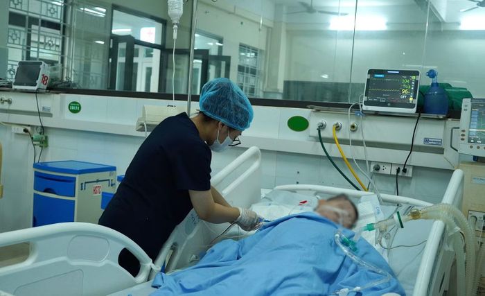 Đồng hành với bệnh nhân nguy kịch qua những đêm trắng, nữ điều dưỡng Khoa Hồi sức tích cực - Chống độc luôn túc trực, theo dõi sát sao từng diễn biến nhỏ của người bệnh.